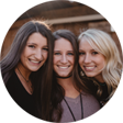 Drie glimlachende meisjes staan dicht bij elkaar