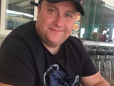 Hi my Darren from England , love to travel and new people and experience new adventures 
We will have some fun 