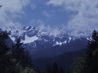 Mountain drives along Hurricane Ridge in Washington state
